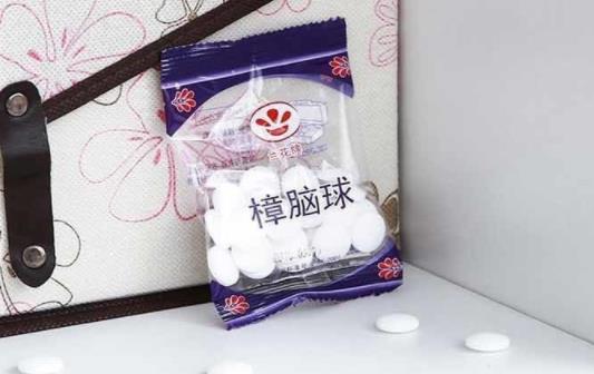 樟腦丸可以放在床上防螨蟲嗎 樟腦丸對(duì)人體有害嗎