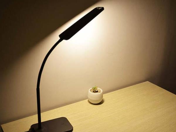 臺(tái)燈什么角度最保護(hù)眼睛?充電臺(tái)燈邊充電邊使用會(huì)爆炸嗎
