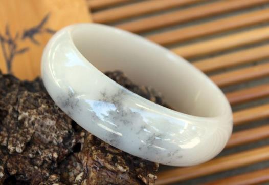 佘太翠玉手鐲能養(yǎng)人嗎?佘太翠與翡翠有啥區(qū)別?