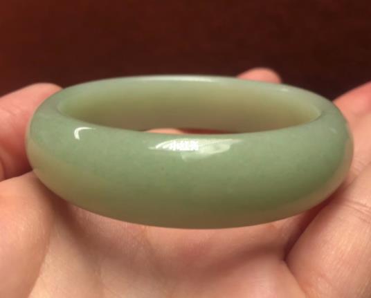 佘太翠玉手鐲能養(yǎng)人嗎?佘太翠與翡翠有啥區(qū)別?