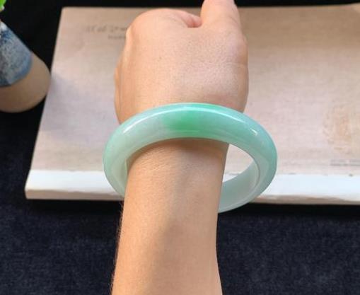 網(wǎng)上買的翡翠支持復(fù)檢能信嗎?網(wǎng)上直播間的翡翠是真的嗎?