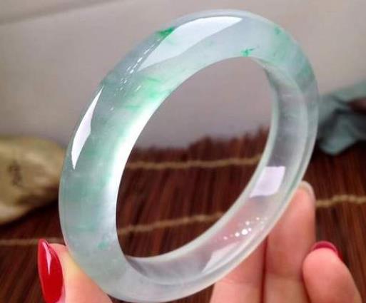 翡翠長期泡在水里會越來越透嗎?為什么玉鐲里有亮晶晶的東西?