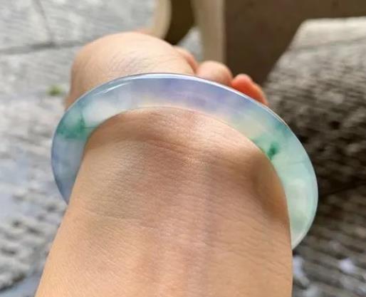 翡翠拋光粉有熒光反應(yīng)嗎?翡翠放水里泡時(shí)間久了好不好