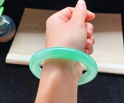 翡翠玉怎么辨別好壞?翡翠手鐲有棉絮怎么養(yǎng)才能透?