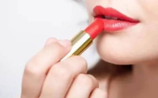 經(jīng)常涂口紅唇色會變淺嗎 怎么涂口紅不干沒唇紋