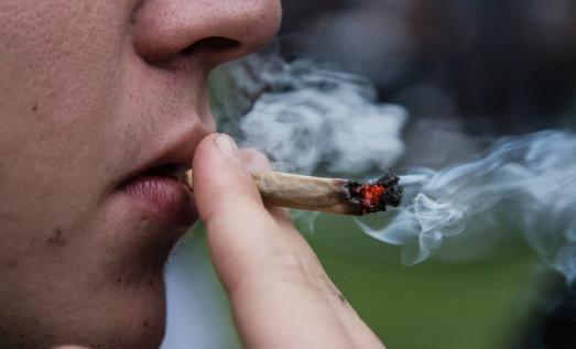 二手煙和一手煙哪個(gè)危害大 二手煙和三手煙哪個(gè)危害大