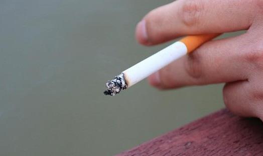 二手煙和一手煙哪個(gè)危害大 二手煙和三手煙哪個(gè)危害大
