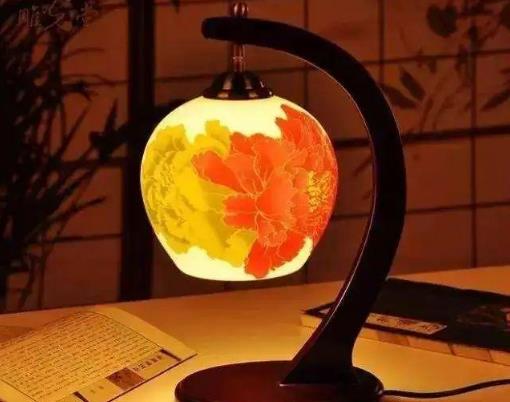 臺(tái)燈要放左邊還是右邊?書(shū)桌臺(tái)燈怎么挑選