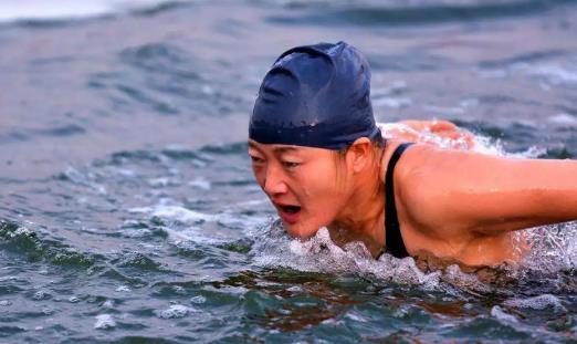冬泳后洗熱水澡還是冷水澡 冬泳時間多長合適