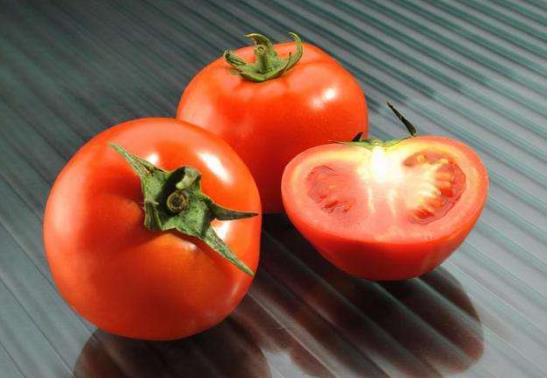 西紅柿剛開花沖什么肥?養(yǎng)西紅柿哪些是要注意的