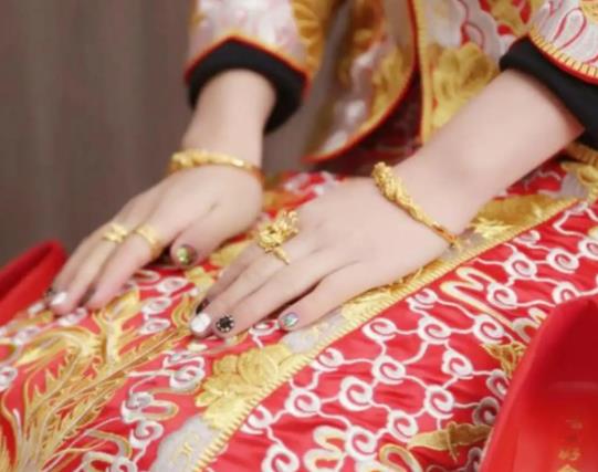 結(jié)婚三金什么時(shí)候給女方?結(jié)婚三金離婚時(shí)歸誰
