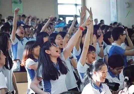 高考學生不能穿什么衣服?高考爸爸穿什么衣服助威
