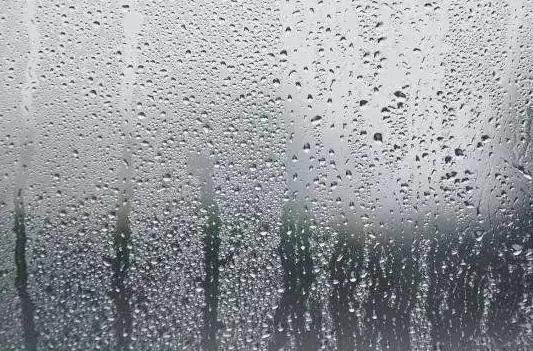 回南天用鹽水拖地有用嗎?回南天衣服晾室內(nèi)還是室外