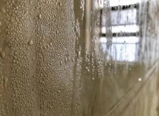 回南天用鹽水拖地有用嗎?回南天衣服晾室內(nèi)還是室外