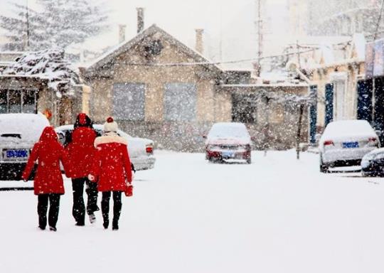 下雪天開車如何除玻璃上的霧?冬天路面結(jié)冰急踩剎車什么反應(yīng)