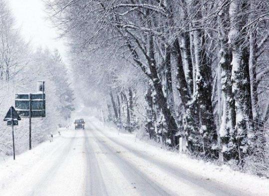下雪天開車要開什么燈?下雪天開車用什么檔位?