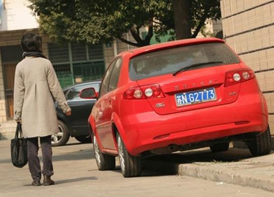 汽車斜著一高一低30度停放會(huì)怎樣?停車不平對(duì)車有損害嗎?