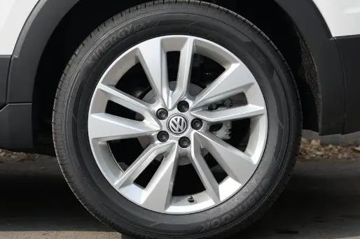 輪胎上的紅點是否在外側(cè)?車胎癟了怎么往修車的地方開