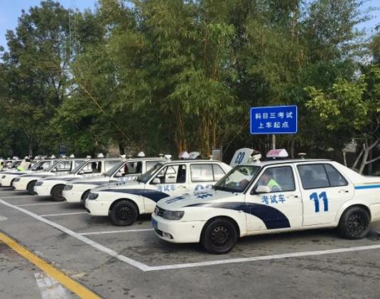 學車時不要跟教練聊太多什么意思?學車是不是容易愛上教練