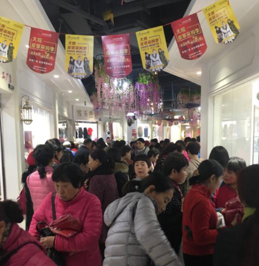 鄭州大觀國(guó)貿(mào)皮草城引領(lǐng)皮草搶購(gòu)新熱潮,皮草采購(gòu)季現(xiàn)場(chǎng)火爆