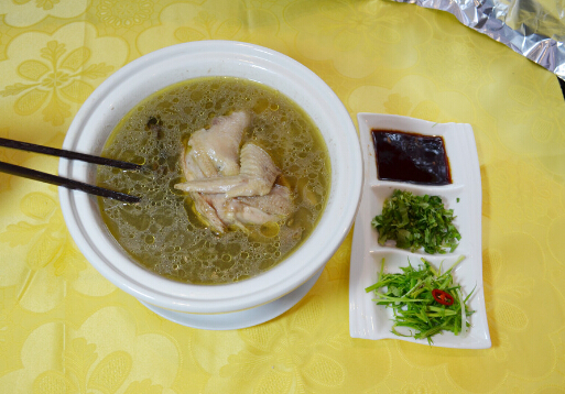 喝雞湯進(jìn)補(bǔ)?有的人不適合喝雞湯