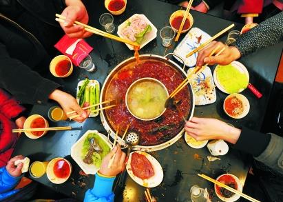 吃火鍋?zhàn)⒁馐马?xiàng):吃火鍋盡量不要選擇海鮮口味醬料