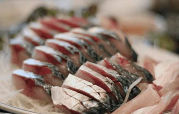 魚身上四個部位要少吃:魚腹黑膜、魚膽、魚頭、淡水魚生魚片