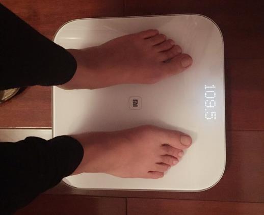 為什么體重秤一會(huì)輕一會(huì)重?體重秤沒(méi)電了會(huì)偏重嗎?