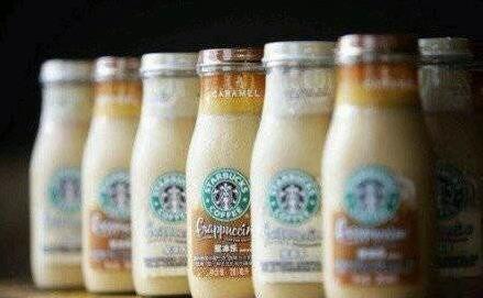 很多人都喝過(guò)這種瓶裝Frappuccino,可是你們不覺(jué)得奇怪嗎?Frappuccino不是星冰樂(lè)嘛, 稀拉拉的何來(lái)冰? 后來(lái)才知道,原來(lái)喝這種罐裝,是要先把它雪藏至0℃,再擰開(kāi)蓋輕敲瓶子底部,這樣就會(huì)