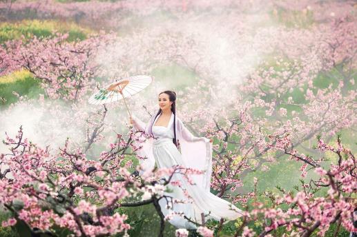 犯桃花是什么意思?什么人命里犯桃花?怎么化解?犯桃花面相