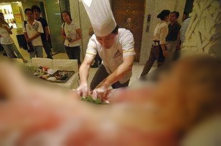 美食之鄉(xiāng)揚(yáng)州鬧市區(qū)一家淮揚(yáng)菜餐飲企業(yè)晚上推出疑似“人體盛”招徠食客