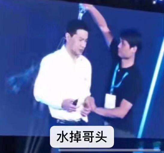 宏顏獲水是什么意思?李彥宏在百度AI開發(fā)者大會上被人潑水事件
