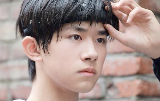 易烊千璽個人資料簡介 TFBOYS易烊千璽圖片 易烊千璽演過的電視劇