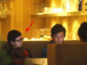 何炅結(jié)婚了嗎？主持人何炅與妻子王菁情史