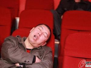 臺球比賽觀眾睡倒一片，92歲老太關注丁俊暉6年