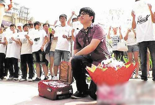 浪漫創(chuàng)意求婚:武漢男子提20萬(wàn)元現(xiàn)金當(dāng)街求婚,鈔票折成心形狀