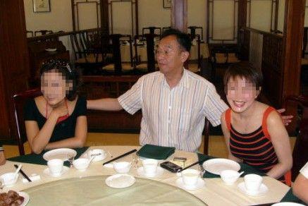 76歲作家張賢亮被曝包養(yǎng)5個情人,當事人否認“完全是無中生有”,寧夏西部影視城主席背景曝光