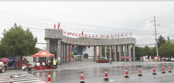 城管積水中游泳背女孩上考場(chǎng) 女孩準(zhǔn)時(shí)趕到考場(chǎng)(正能量老兵)