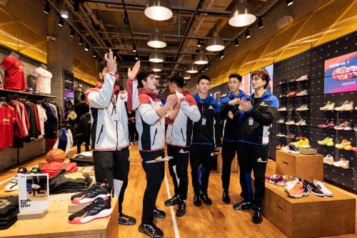 熱血少年空降阿迪達(dá)斯門店,解鎖“《運(yùn)動吧少年》限定周末”