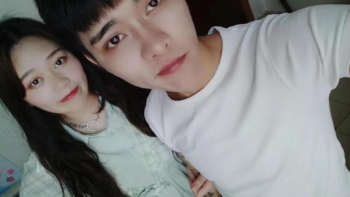 歌手楊友洪攜女友出席自己歌曲發(fā)布會。