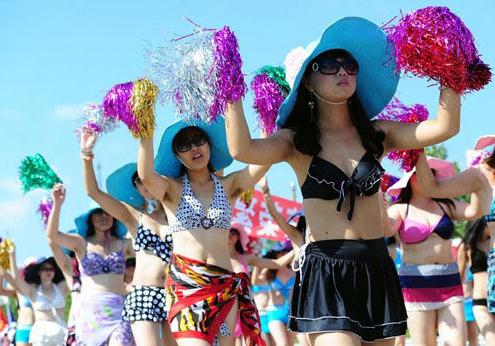 比基尼巡游:葫蘆島千名美女比基尼游街創(chuàng)吉尼斯紀錄-泳衣神曲熱傳