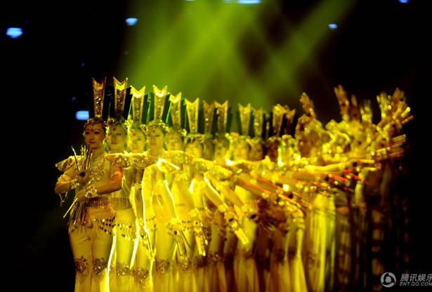 環(huán)衛(wèi)工人上演千手觀音,舞臺現(xiàn)場美輪美奐不輸專業(yè)演員