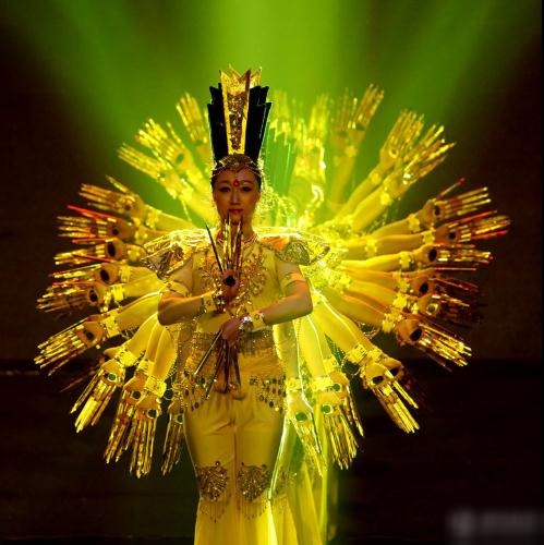 環(huán)衛(wèi)工人上演千手觀音,舞臺現(xiàn)場美輪美奐不輸專業(yè)演員