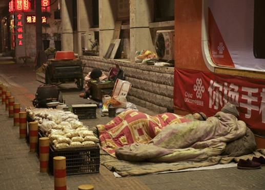 9歲女孩寒夜街頭幫老人賣(mài)爆米花,借路燈在馬路邊做功課