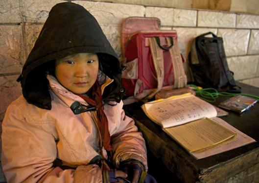 9歲女孩寒夜街頭幫老人賣(mài)爆米花,借路燈在馬路邊做功課