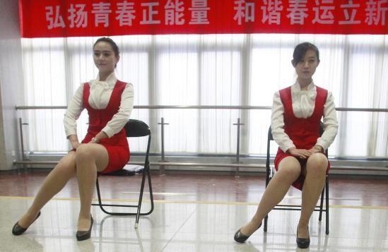 濟(jì)南鐵路局春運美女志愿者露美腿,齊P小短裙?jié)鈯y艷抹引爆眼球組圖