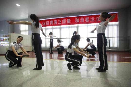 濟(jì)南鐵路局春運美女志愿者露美腿,齊P小短裙?jié)鈯y艷抹引爆眼球組圖