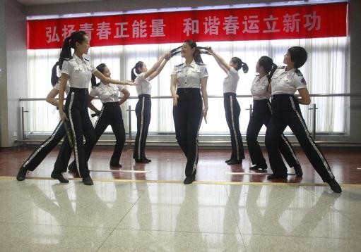 濟(jì)南鐵路局春運美女志愿者露美腿,齊P小短裙?jié)鈯y艷抹引爆眼球組圖