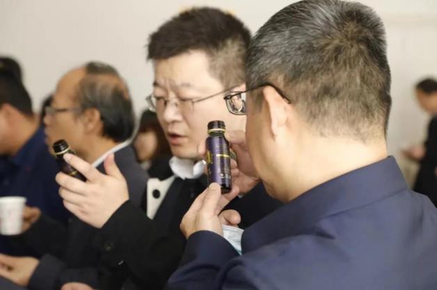 全國人大常委會委員謝廣祥一行領(lǐng)導(dǎo),深入調(diào)研冰雪容黃精產(chǎn)業(yè)園