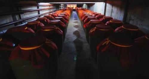 禧大福酒傳承品質(zhì)醬香,空杯持久留香藏玄機(jī)